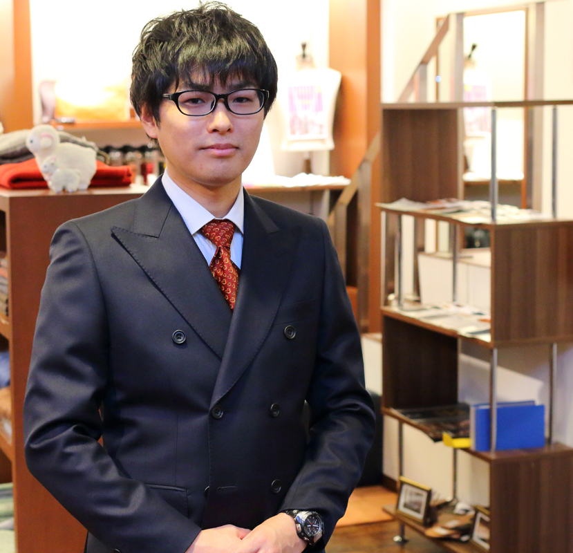 ダブルブレステッドもまずは紺から